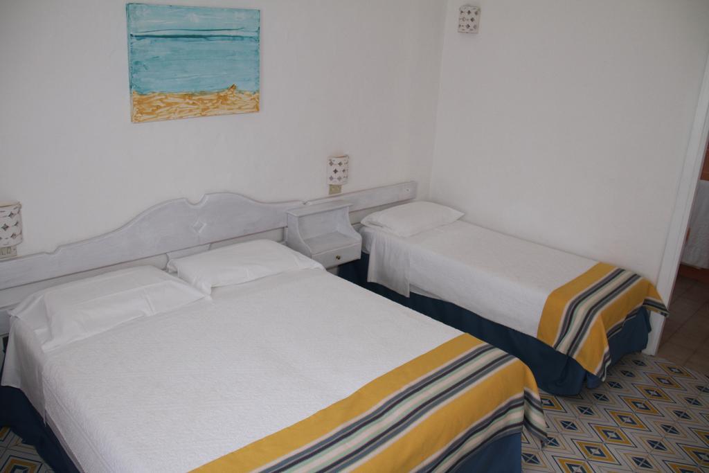 Hotel 3 Botti Baja Sardinia Extérieur photo