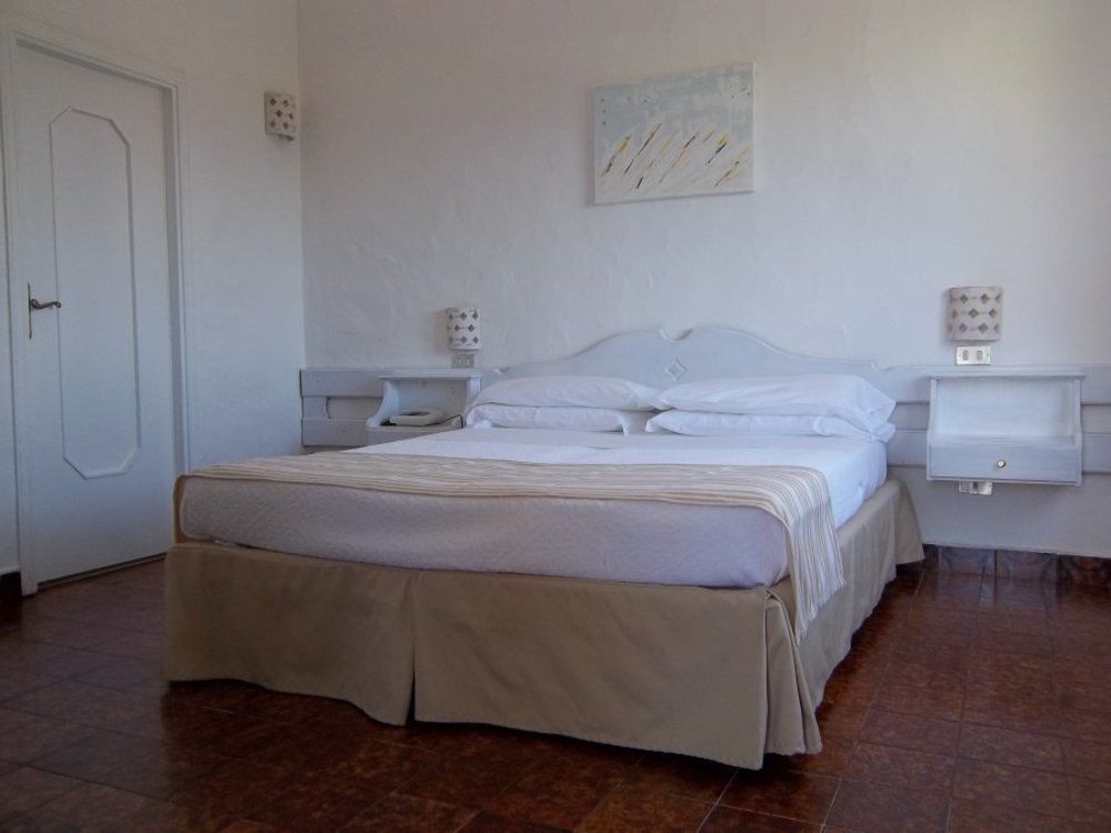 Hotel 3 Botti Baja Sardinia Extérieur photo